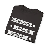 (Schwester) Unisex-T-Shirt aus stückgefärbtem Material