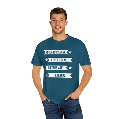 (Schwester) Unisex-T-Shirt aus stückgefärbtem Material