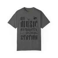 (Musik)Unisex-T-Shirt aus stückgefärbtem Material