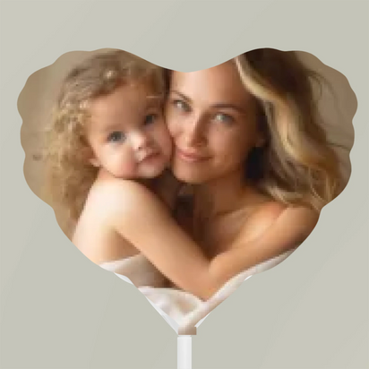 Mamá con globo de helio