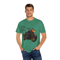 Camiseta unisex teñida con toque artístico (moto)